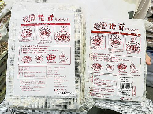 张璐指出，两个日本香菇的包装几乎一模一样，唯独进口商不同，左边是老公的批发公司进口的，右边则是前妻摊位售卖的。