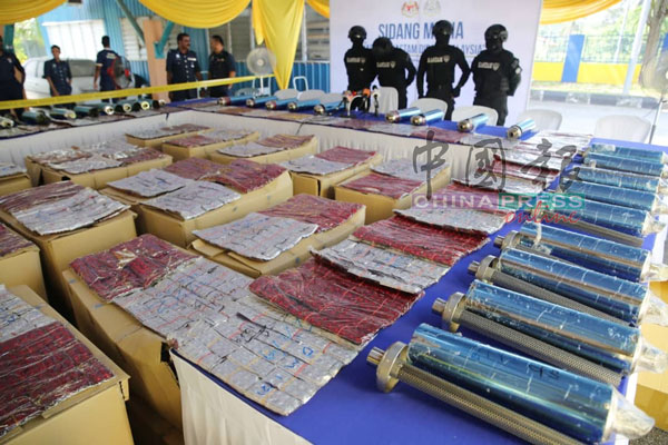 税局及武吉阿曼警方肃毒组联手在巴生港口，起获1248支内藏300万粒五仔迷幻药的摩哆排气管。