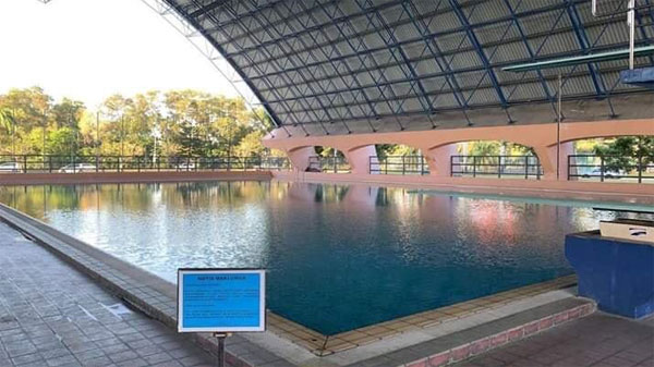 一班學生在游泳池進行游泳課程，其中1人不幸溺水身亡。