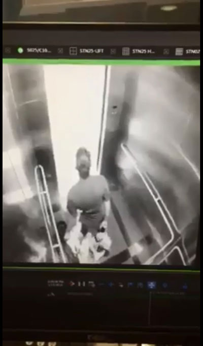 為免女子逃跑和求助，匪徒在升降機門打開時竟然用腳將女子「頂」在電梯內。