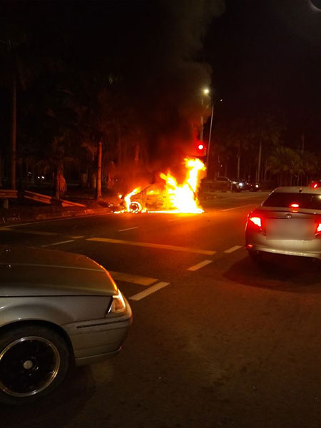 疑两车相撞，导致其中一辆轿车起火燃烧，所幸意外没有夺走人命。