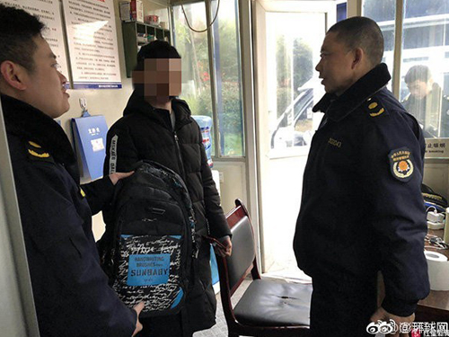 国中生(中)尴尬地向当地执法人员领回书包。