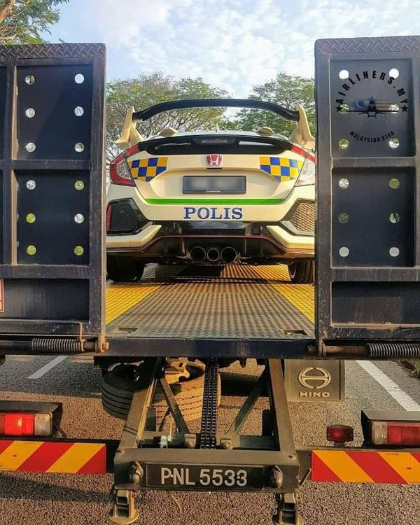 車身被貼滿警隊標志貼紙的Honda Civic Type R，被拖車羅釐送往武吉阿曼警察總部。