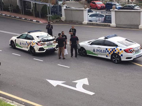 數名警官在武吉阿曼警察總部內，對Honda Civic Type R進行駕駛測試。