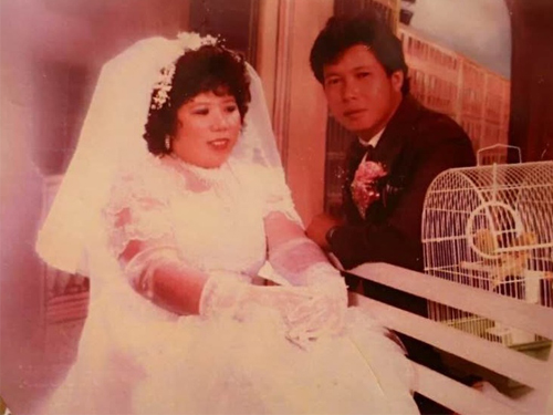 黄亚凤（左）的结婚照。（受访者提供）