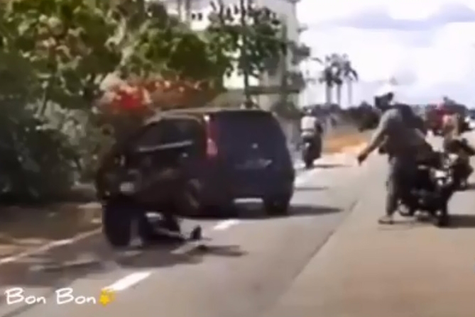 其中一名匪徒為逃脫，向男子潑水。（圖取自Media Viral Johor面子書）