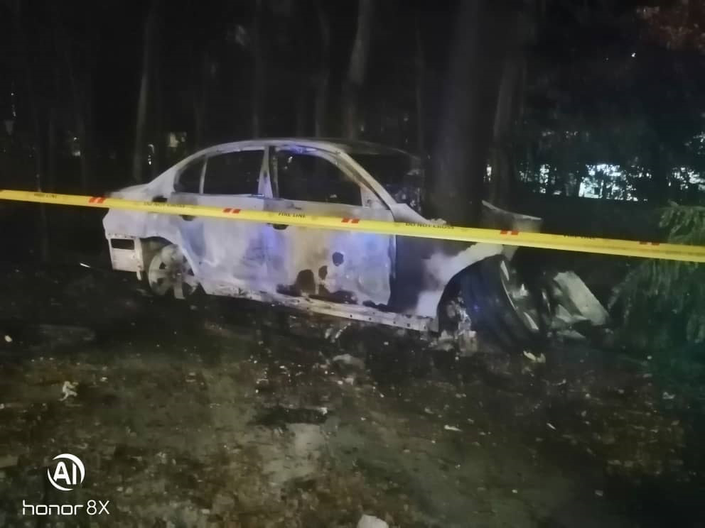 寶馬房車失控撞樹後起火猛燒，警方隨後在現場圍起警戒線展開調查。