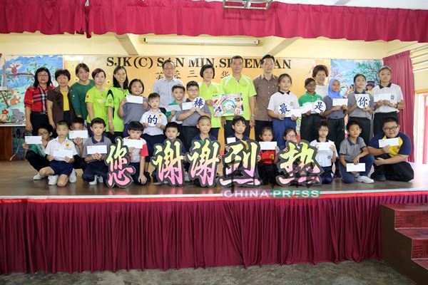谢琪清（后排右2起）、程天送、李伟群、陈川正、黄宝仪和刘雪燕与22位受惠学生一起合照。