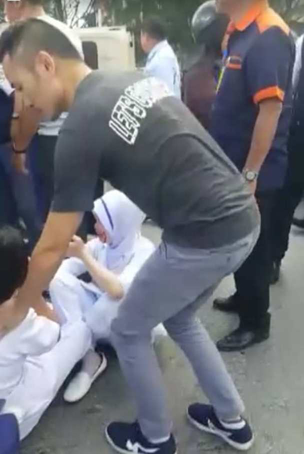 救護車翻覆也導致醫務人員受傷。