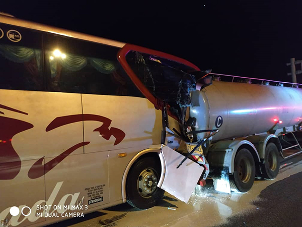 长途巴士行驶时撞击槽型罗厘尾部，酿1死10伤。