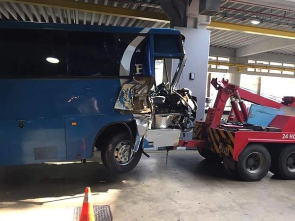 有网民上传巴士被拖走的照片，显示车头严重损毁。（取自面子书）