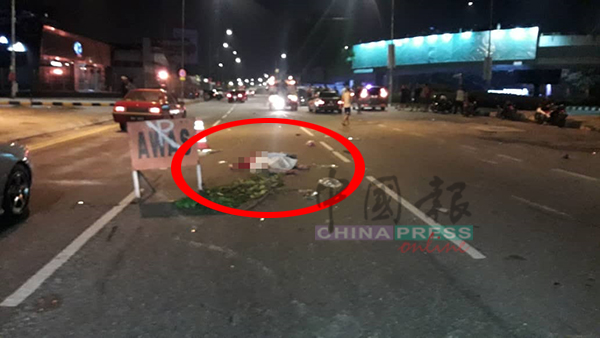 其中一名被抛出外车的少女，横尸在马路中央。