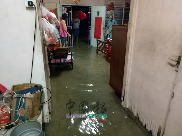 污水涌入杨秀萍的住家，令他们一家感到无奈。