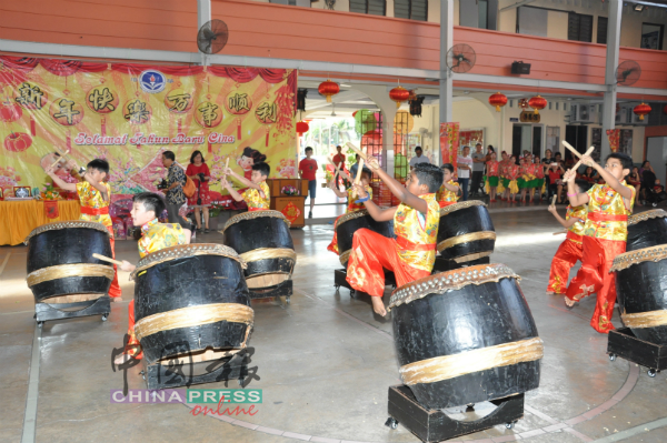 芙蓉培华小学廿四节令鼓队获友族的参与。