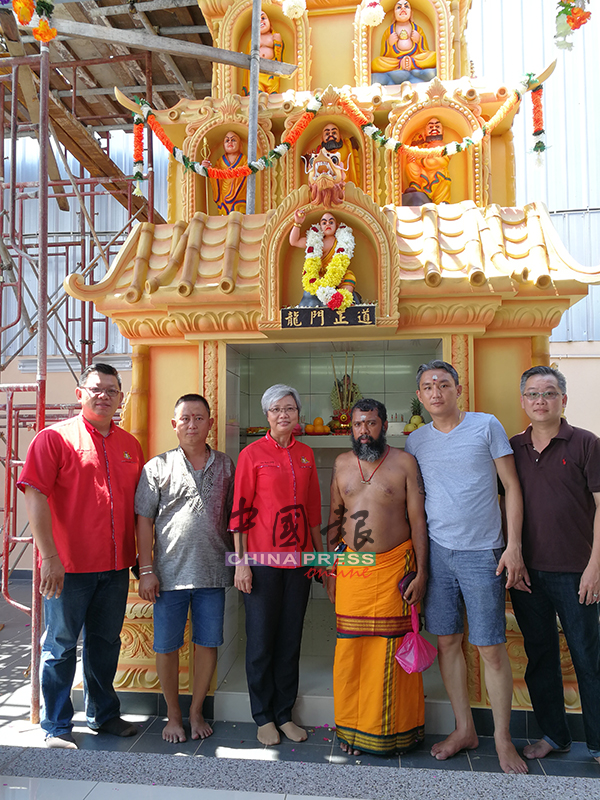 “斯里善吉利卡鲁巴庙”负责人与颜碧贞（左3），右2起陈明辉、主席拉古、财政蔡伟准及林威顺。