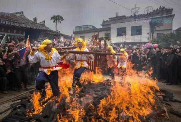 大醮中的抬神轿踩火，是道教仪礼活动不可或缺的节目之一。