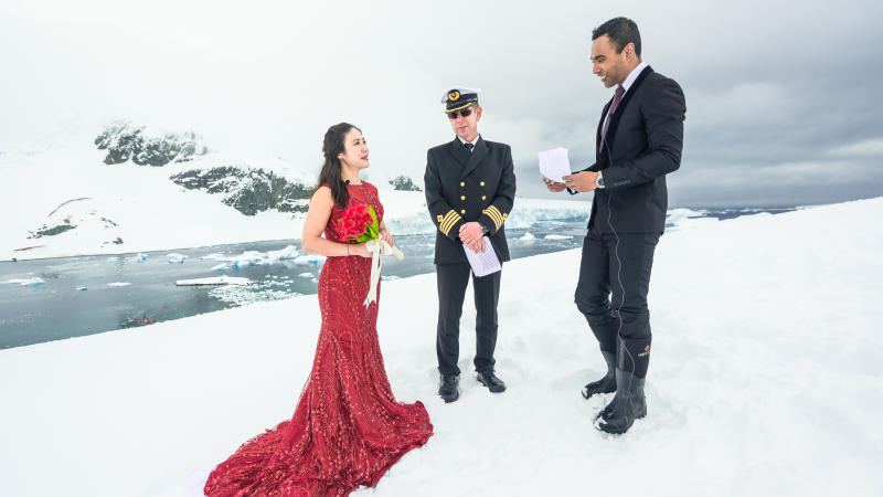 楊尤妮斯和哥什去年底到南極洲，在船長見證下結婚。（Hurtigruten and Karsten Bidstrup）