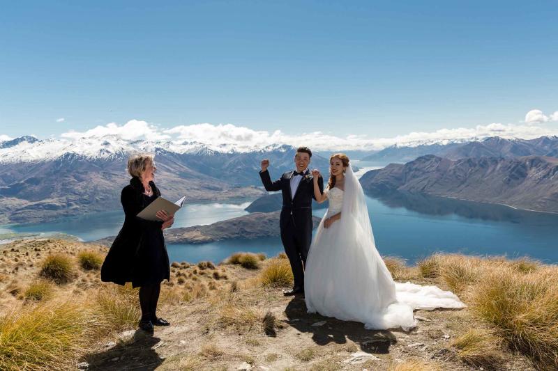 劉凱拉（右）和丈夫在紐西蘭瓦納卡附近的一座山峰上舉行私人婚禮。（Larsson Weddings）