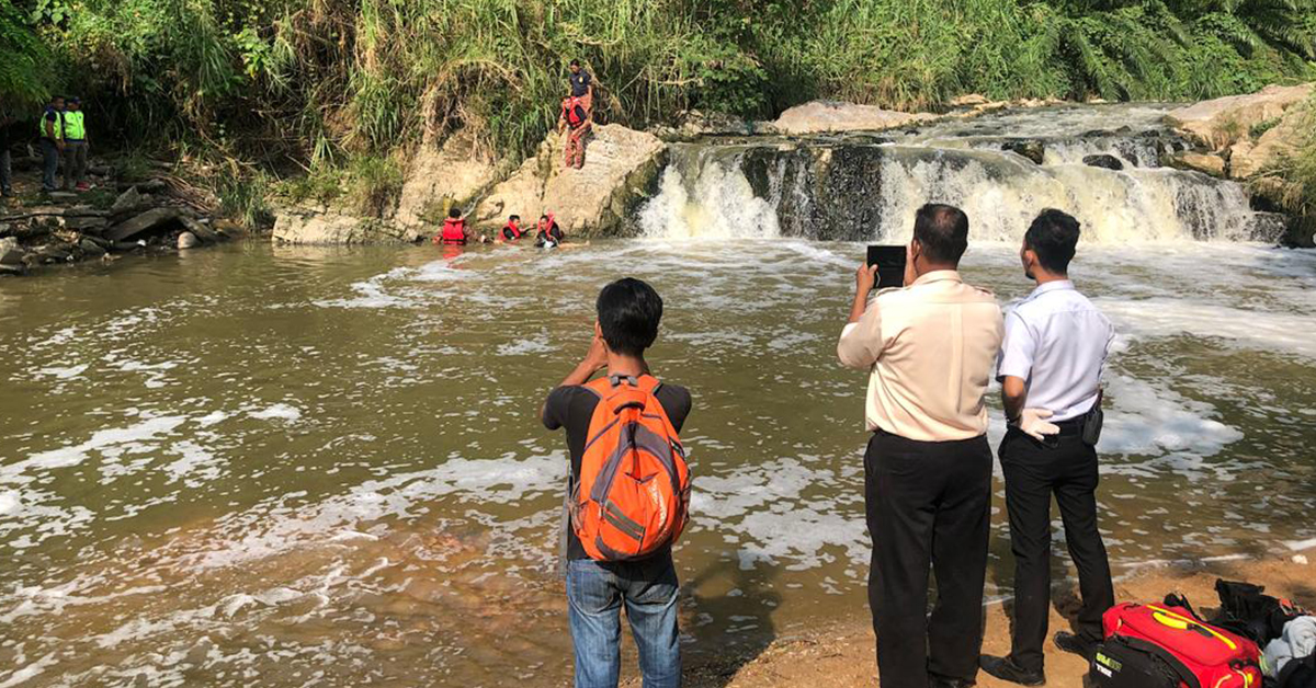 2名1巫裔中學生隨著友人前往河邊玩水，不幸溺斃。