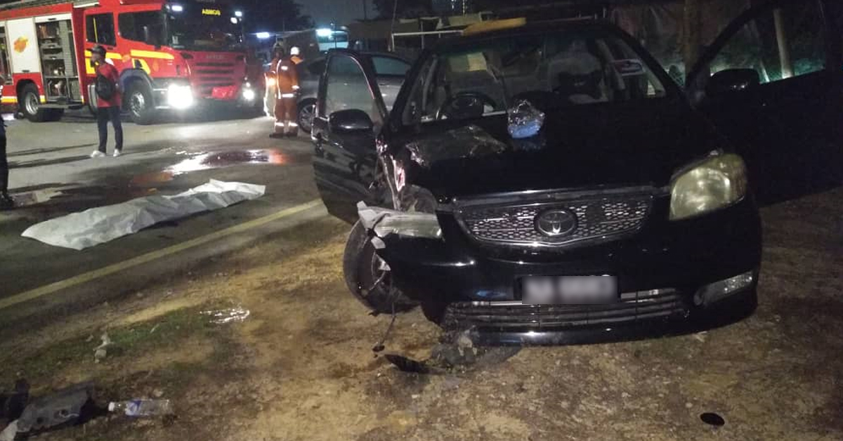 死者駕駛的黑色豐田Vios轎車車頭右部被撞損。
