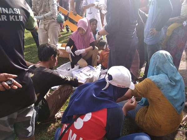 救援隊趕往Senaru村展開救援行動，醫護人員為傷者敷藥。