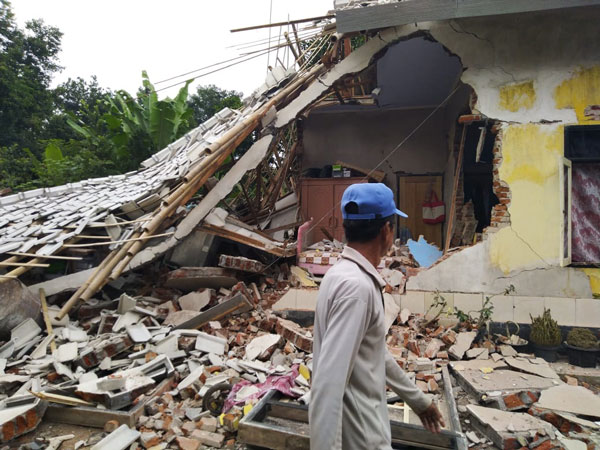 發生地震後，部分房屋坍塌，房梁、椽木和磚瓦片四處撒落。