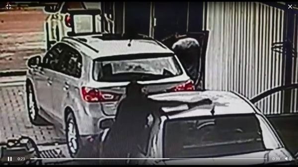 匪徒隨後跳進轎車內，企圖偷駕走轎車。