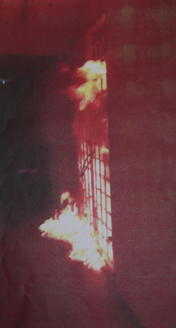 大耳窿前往受害者家中放火烧屋子不止，还带来红漆泼向住家大门。