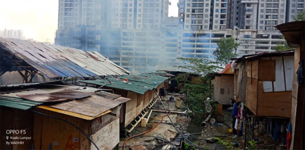 相连的30个木屋宿舍单位在大火中几乎被完全烧毁。