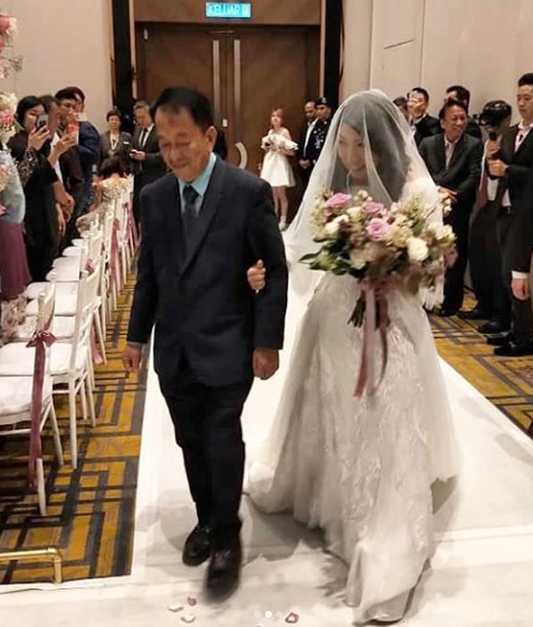 杨美盈由由父亲杨福友牵进婚礼现场，场面浪漫温馨。