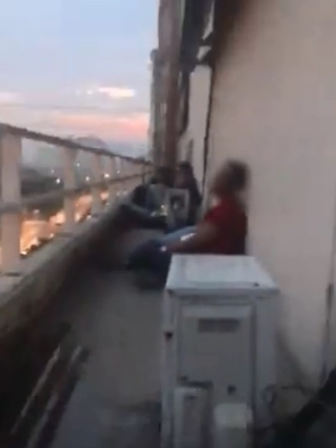 一些顾客为了躲开警方视线，不惜铤而走险逃至楼层的阳台处躲藏。