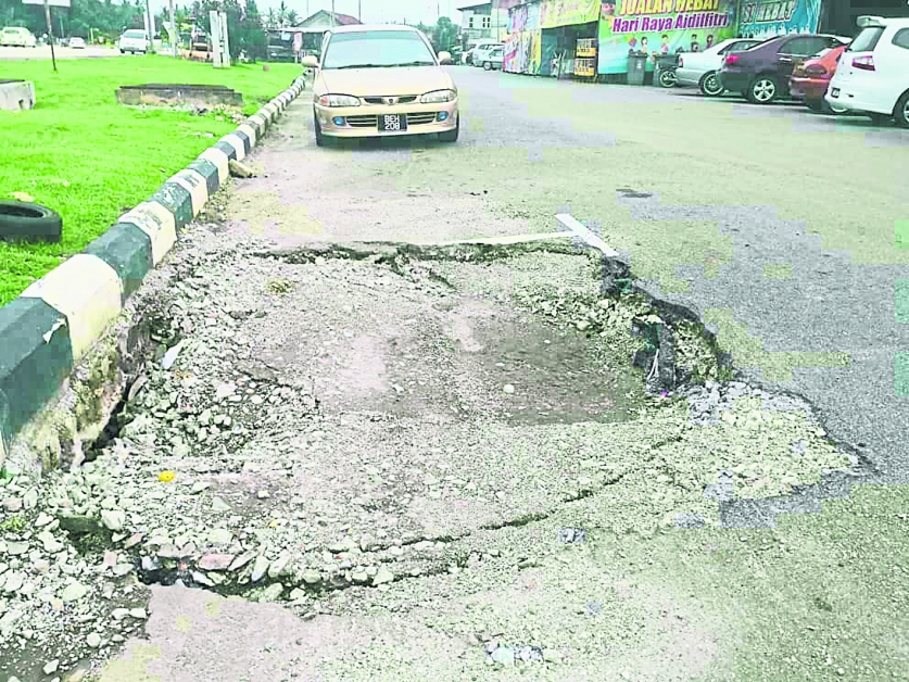 弄边绍加纳商业区前路段日前再次塌陷，形成路洞。
