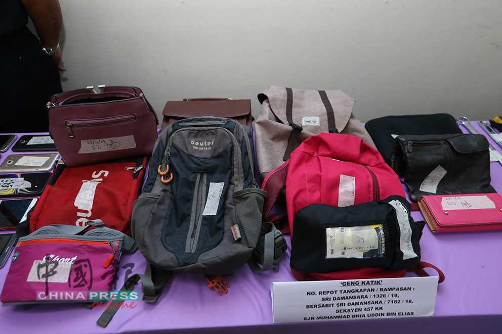 警方呼吁认出这些背包和手提袋的公众，联络警方。