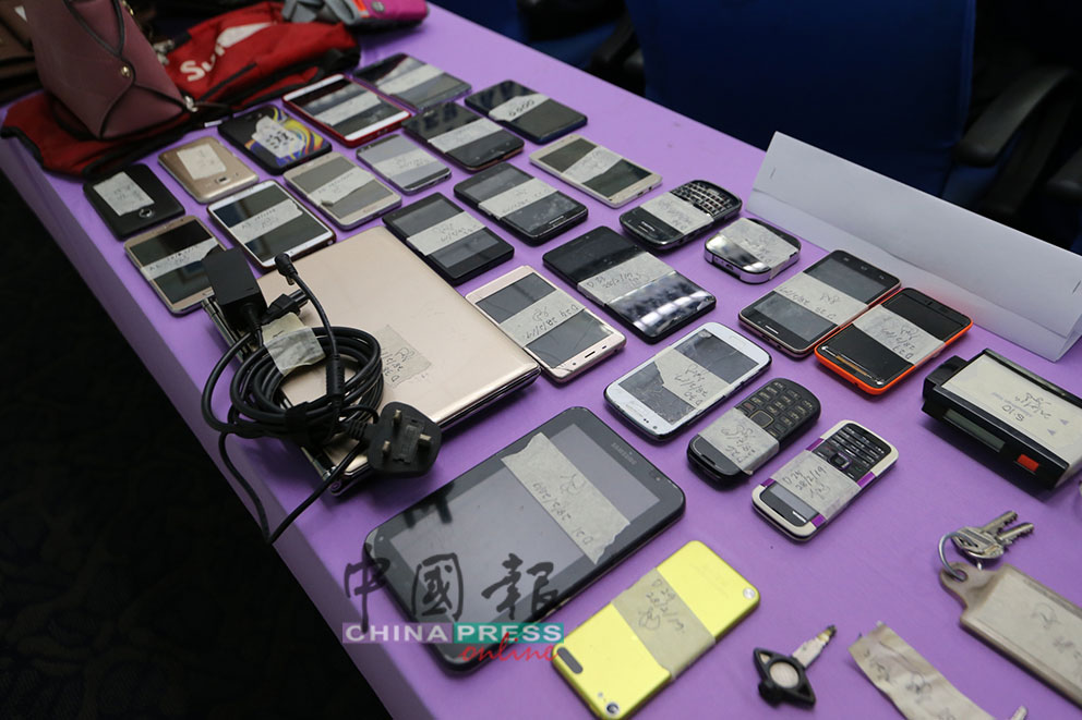 警方起获大量手机和电子产品。