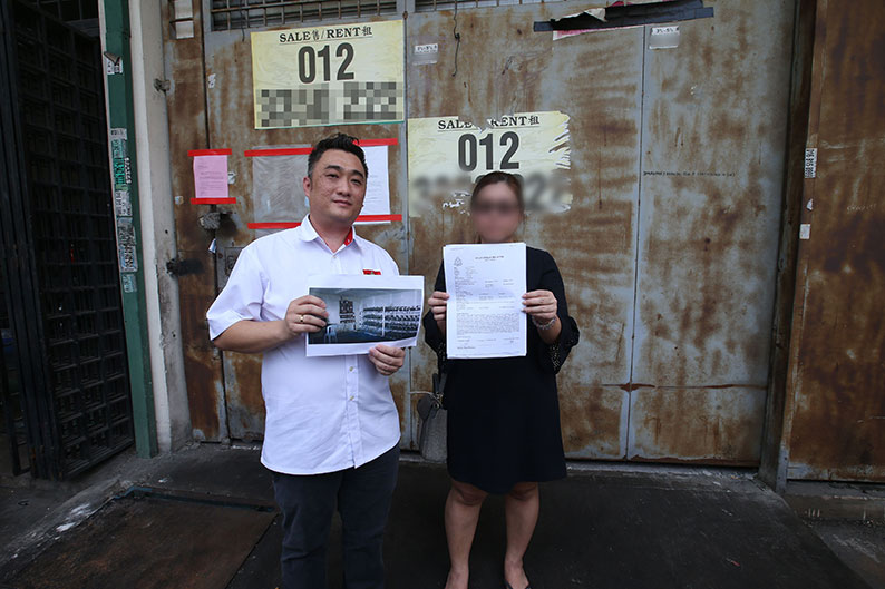 张健锋（左）与王小姐出示报案纸与厂房租户的挖矿机照片，她与业主已据此报案，将会采取后续法律行动。