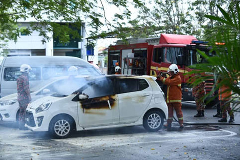 消拯員到 現場撲滅被縱火轎車內火勢。