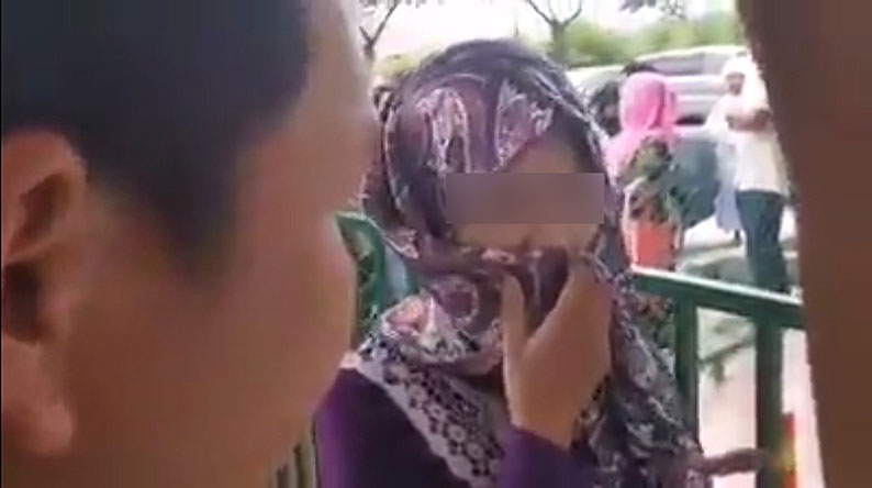 女子以頭巾遮著嘴巴，接受新人家人的追問「干案」過程。
