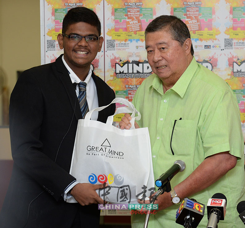 林良实(右)赠送礼袋给雅斯文沙拉瓦南,力邀他参加脑力竞赛。