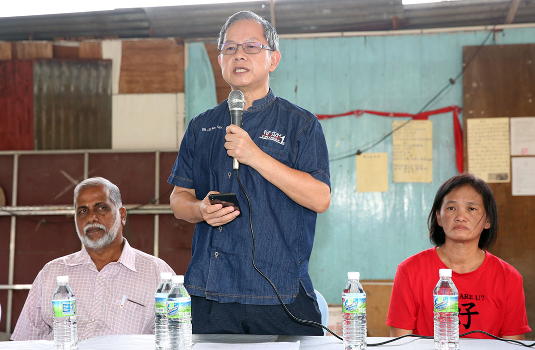 李文材（中）出席在马来甸新村拿督公庙举办的对话会。