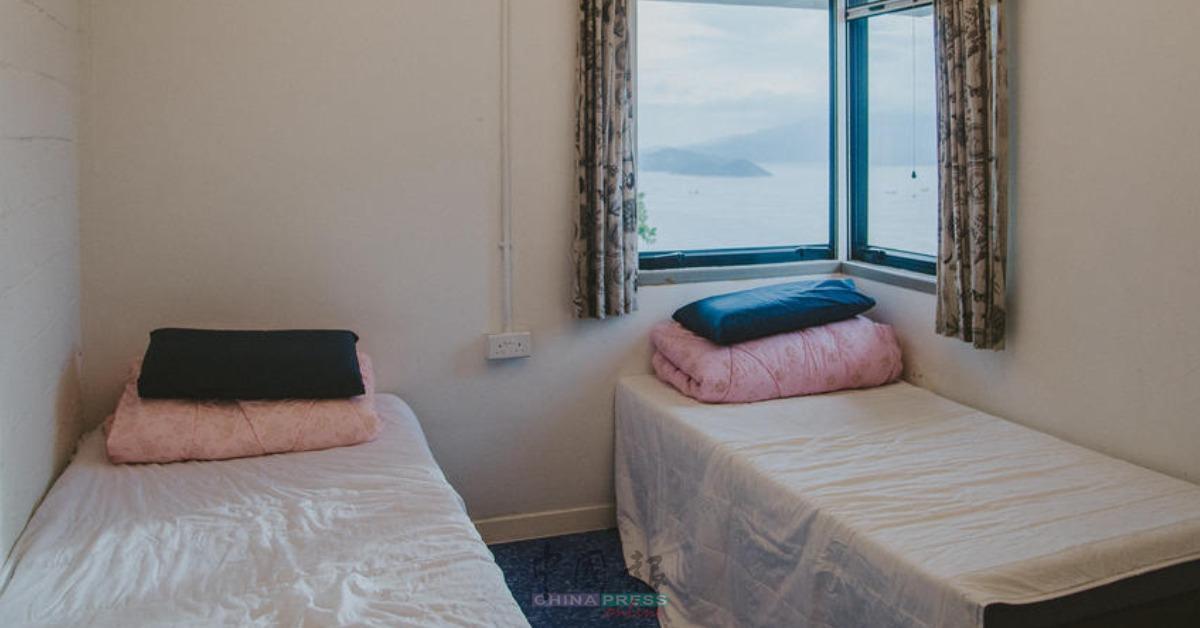 青旅的特色便是要自行铺床。