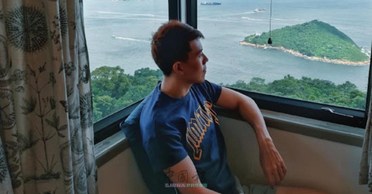 从房内窗口就能眺望港岛对岸。