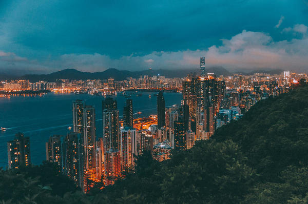 夜晚一到,底下的维多利亚港映入眼帘,璀璨夺目。