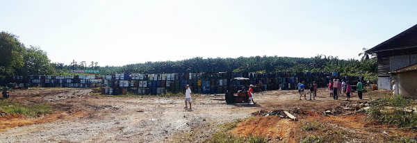 丹C新村废油库存放的2万4000桶废油本须在2个月内逐步把所有废油搬走，进行妥善处理，但现在期限已到仍没有动静。