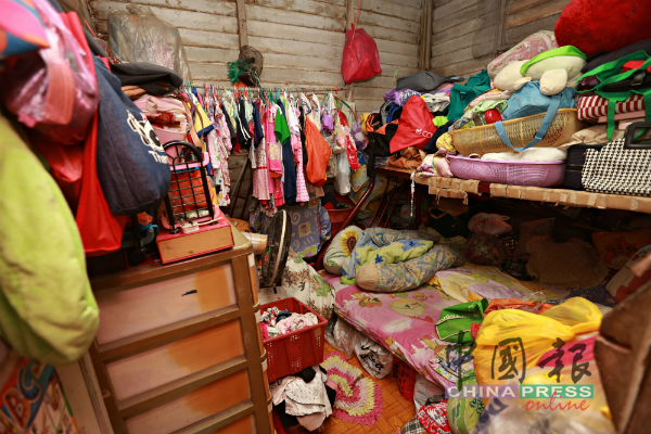 梁菊花及女儿的睡房，到处堆满杂物，情况糟透。