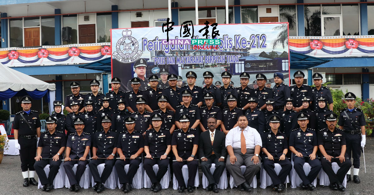 陈文辉（坐者左5起）、阿末安南、西华古马与警员。