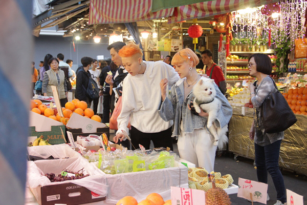 吳卓林（左）與老婆Andi一起逛菜市場買菜。