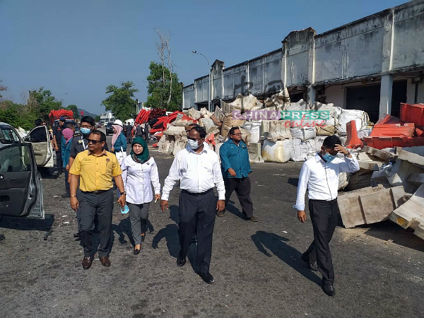 威拉班（中）带领官员一起前往汝来非法塑料回收工厂展开突击行动，左2是诺哈丝莉。