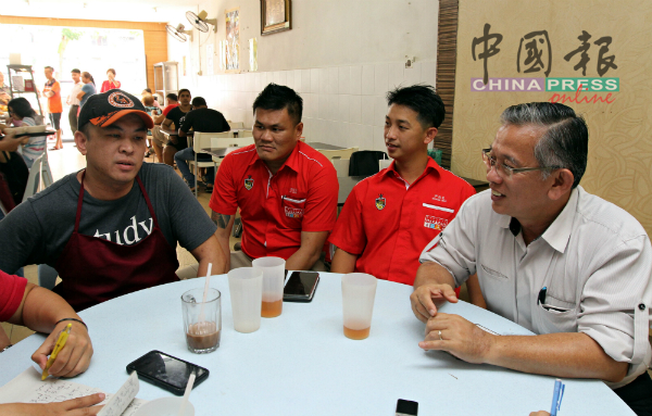 黄伟雄（左起）在周佳科、尹兆东和周世扬陪同下，召开记者会，向媒体讲述该店遭破门行窃的情况。
