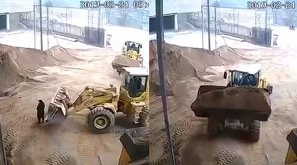 女子被推土機司機連人帶土鏟起，丟入砂土粉碎機內。
