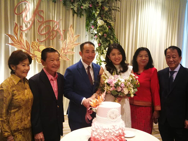 李耀升（左3起）和楊美盈在雙方家長陪同下，進行切蛋糕儀式。